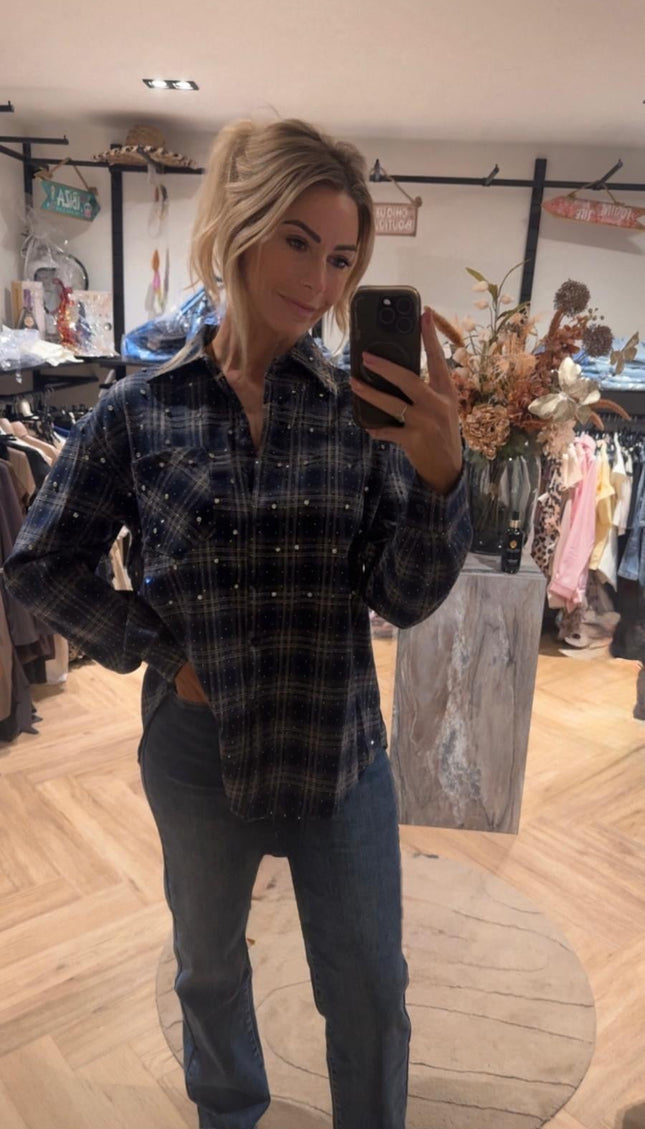 Model draagt geruite blouse met studs - vooraanzicht