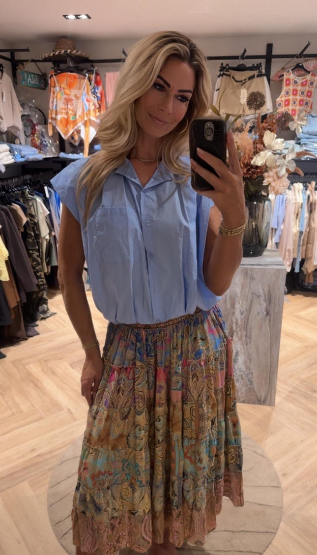 Lichtblauwe cropped blouse met klassieke kraag en korte mouwen