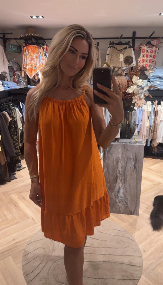 Oranje zomerjurk met spaghettibandjes en ruche zoom