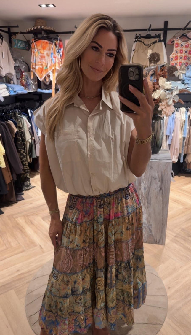 Beige cropped blouse met klassieke kraag en korte mouwen