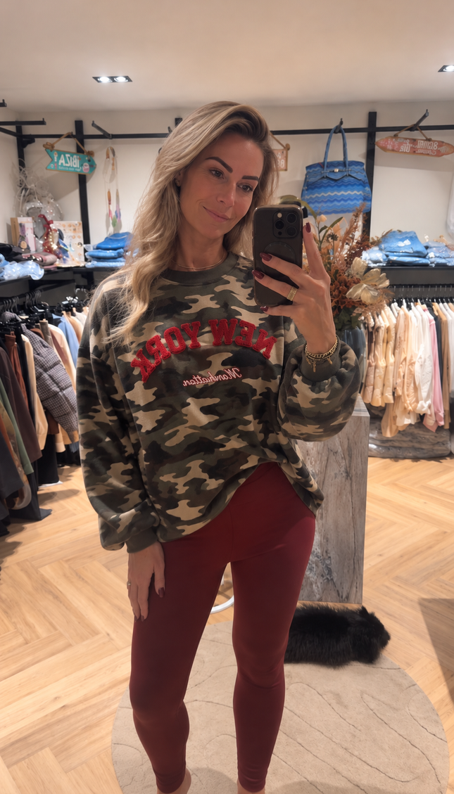 Camouflage shirt met rode tekstprint
