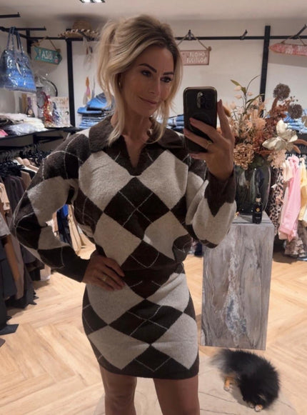 Model draagt 2-delige argyle set bruin-crème - vooraanzicht