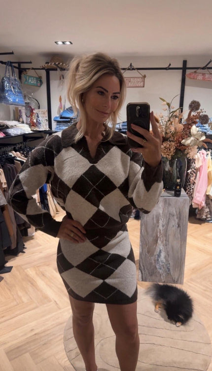 Model draagt 2-delige argyle set bruin-crème - vooraanzicht