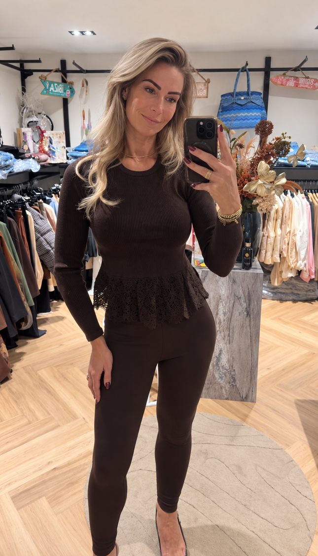 Donkerbruine top SEANY met kanten peplum