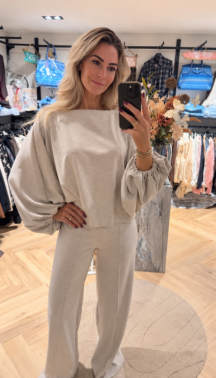 Tweedelige set met ballonmouwen – Beige