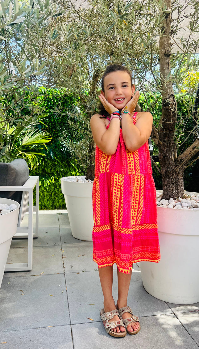 Meisjes roze tribal print zomerjurk poserende look