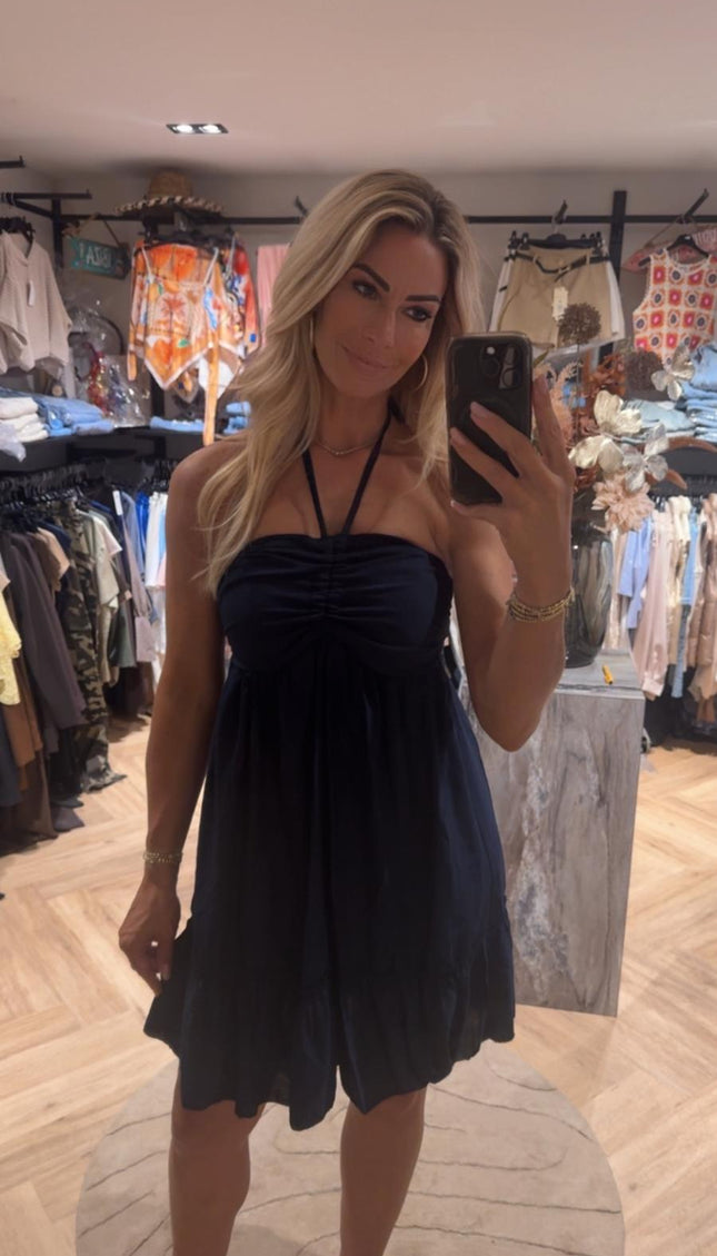 Zwarte halter jurk met strapless bovenstuk en uitlopende rok