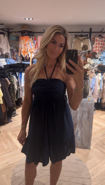Zwarte halter jurk met strapless bovenstuk en uitlopende rok