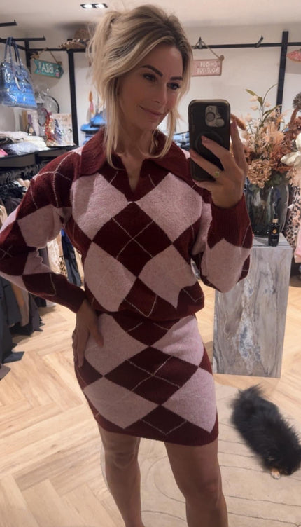 Model draagt gebreide argyle jurk bordeaux-roze - close-up