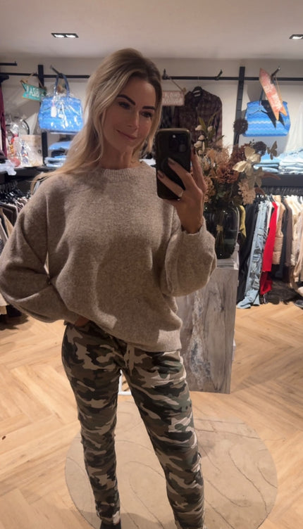 Beige gebreide trui met ruime mouwen